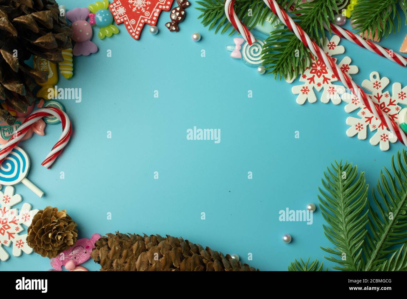 Sfondo blu per il nuovo anno, spazio di copia. Decorazioni natalizie con giocattoli. Mockup per xmas Foto Stock
