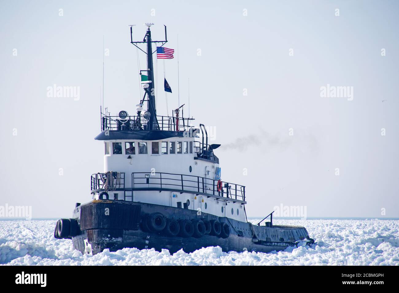 Tugboat in acciaio in cialine di ghiaccio sul lago Michigan Foto Stock