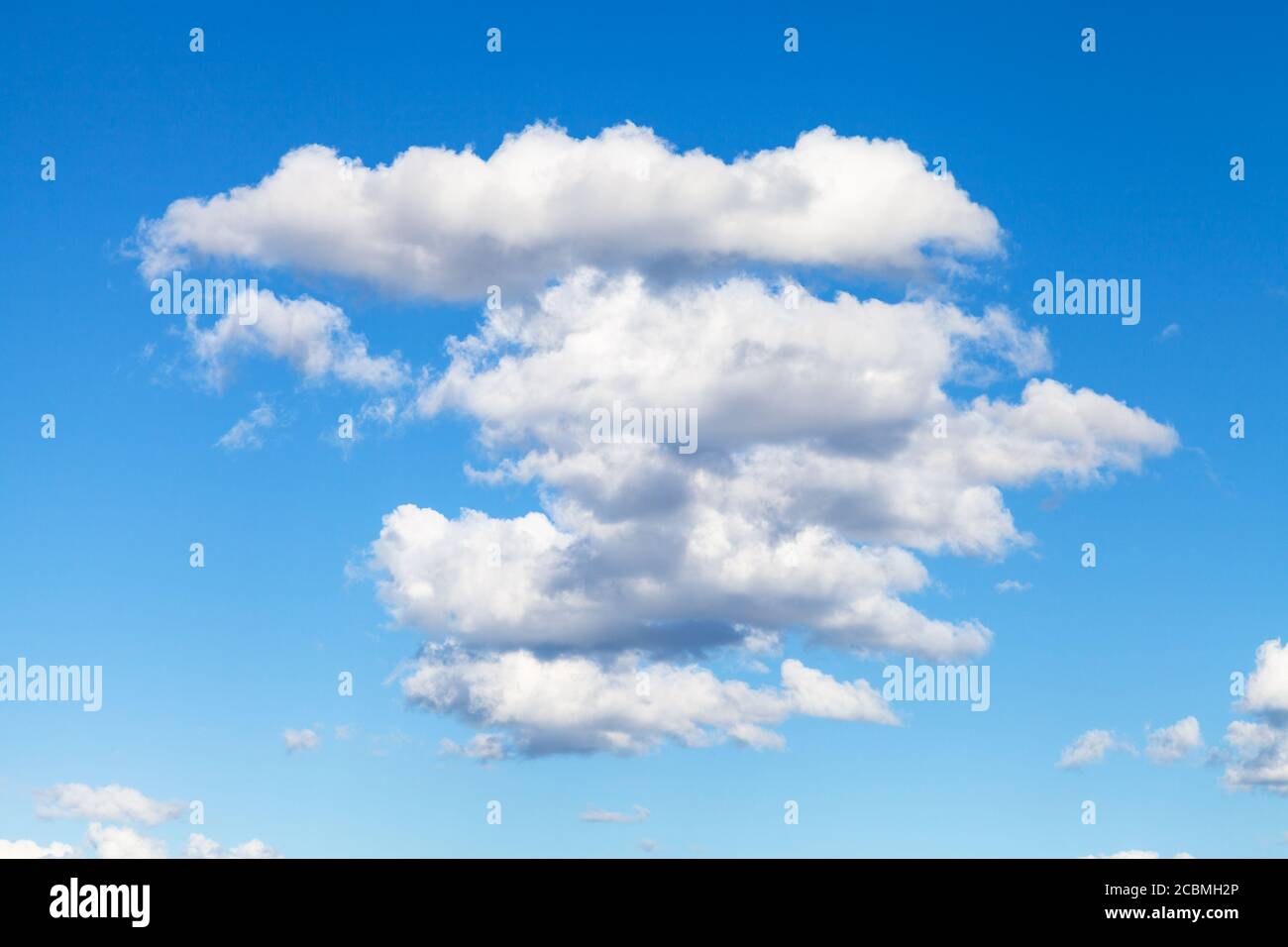 gruppo di nuvole bianche e grigie in cielo blu estate giorno di sole Foto Stock