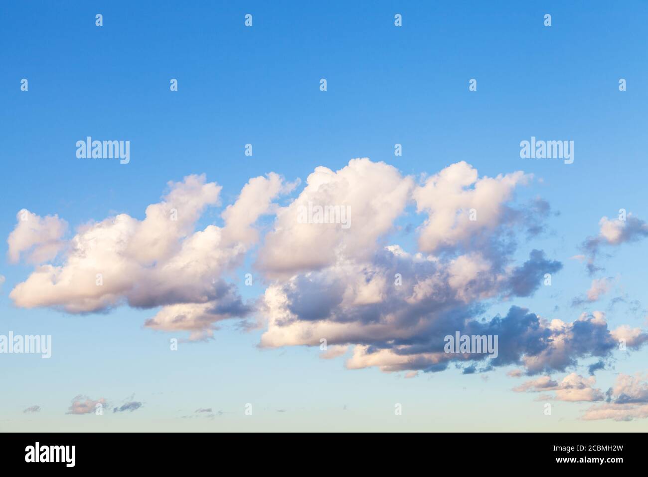 nuvole bianche nel cielo blu della sera in estate Foto Stock