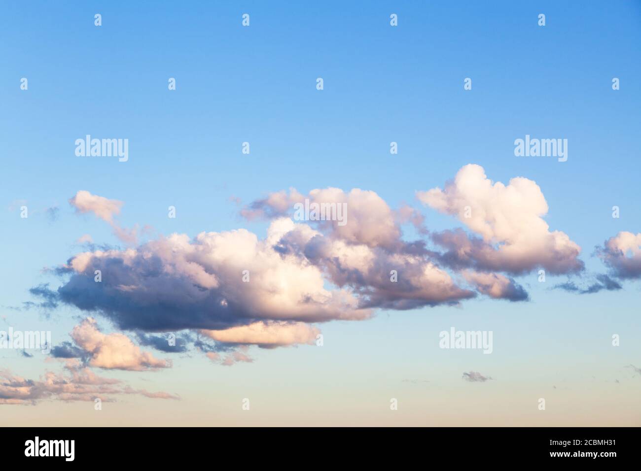 nuvole bianche nel cielo blu del tramonto in estate sera Foto Stock