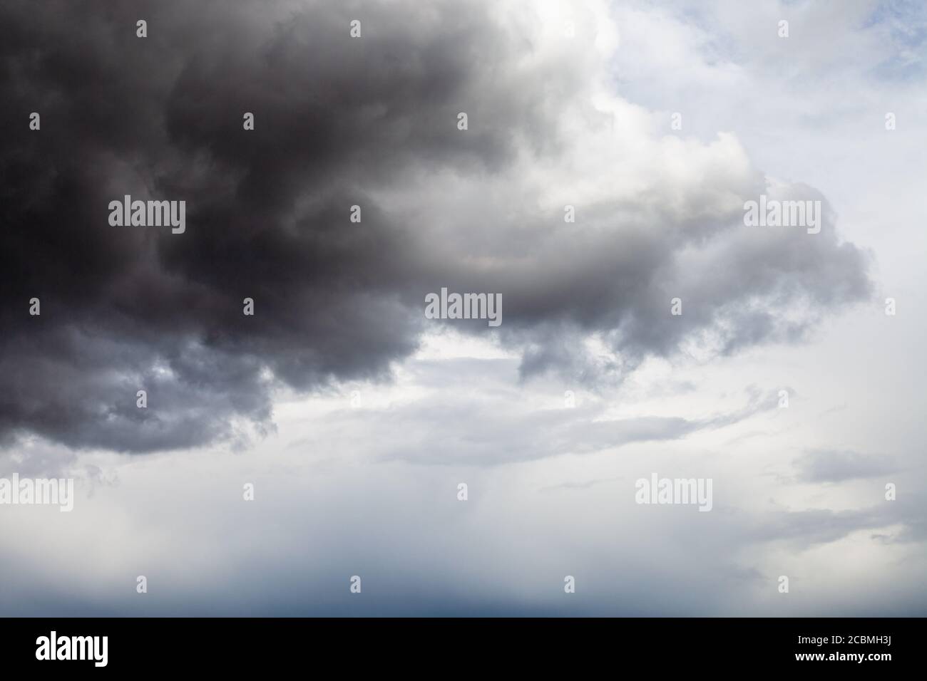 nuvole di tempesta grigio scuro in cielo durante il giorno d'estate piovoso Foto Stock