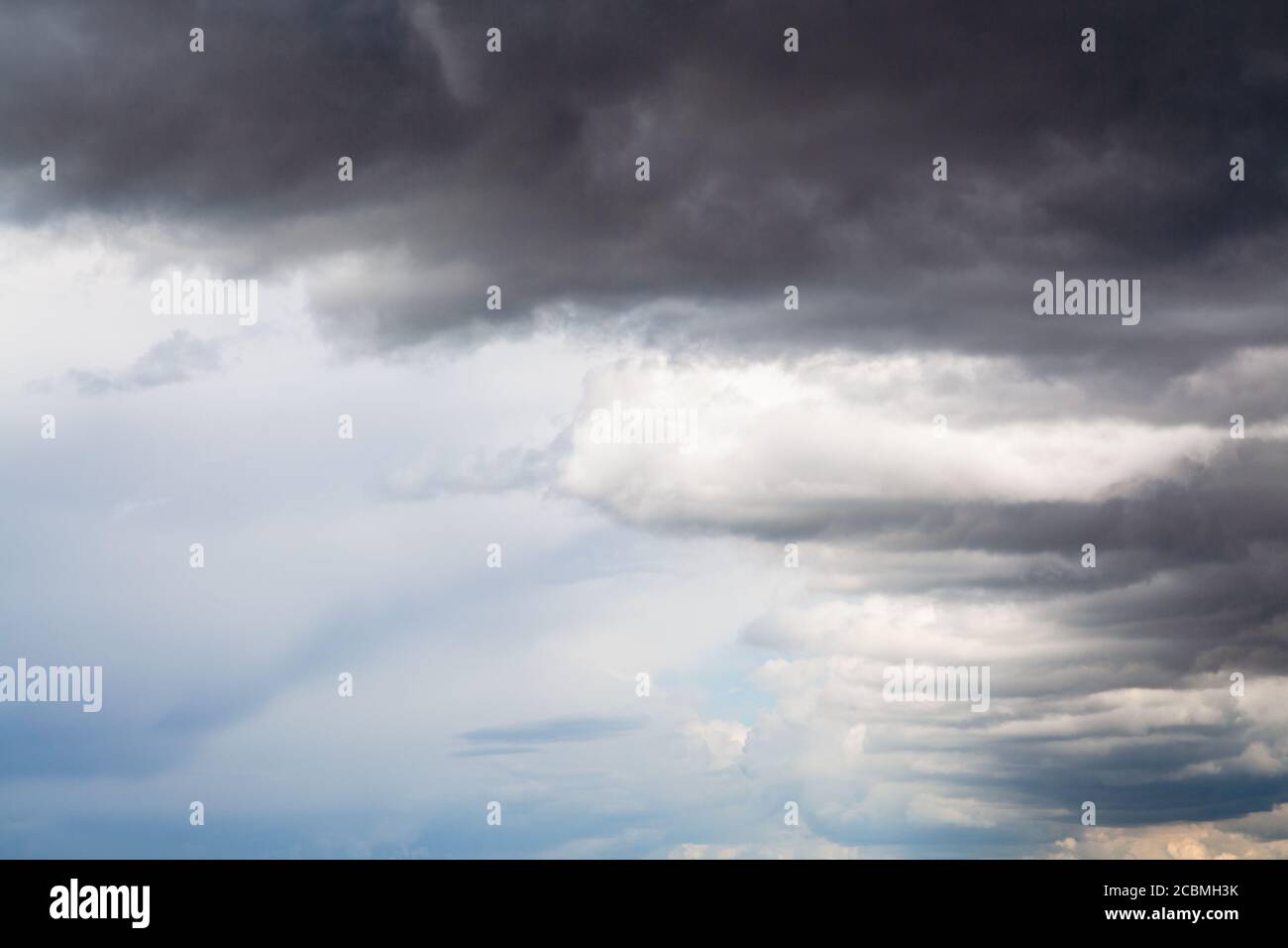 nuvole di tempesta grigio scuro in cielo blu in estate piovosa giorno Foto Stock
