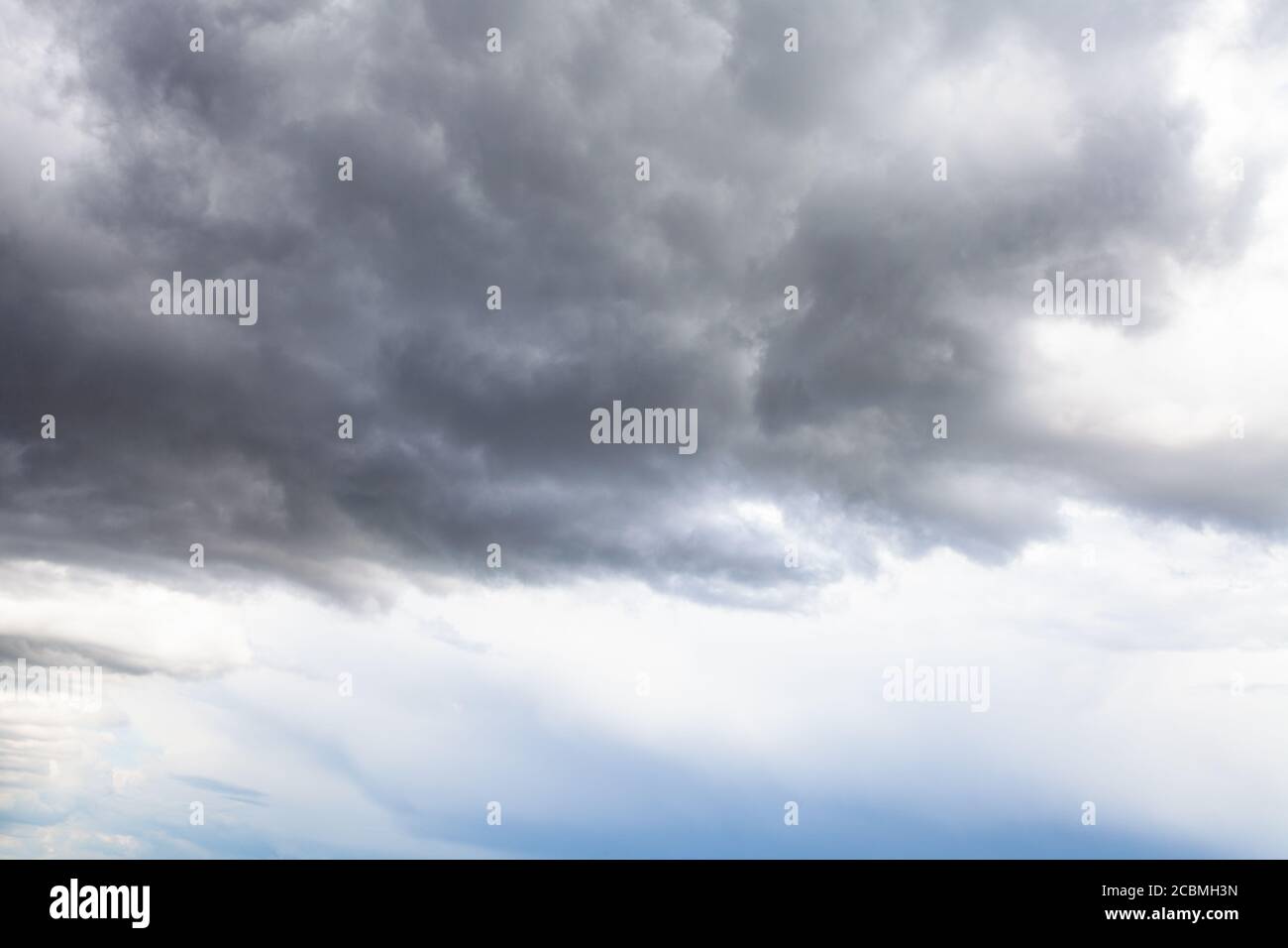nuvole piovose grigie in cielo blu il giorno d'estate in pioggia Foto Stock