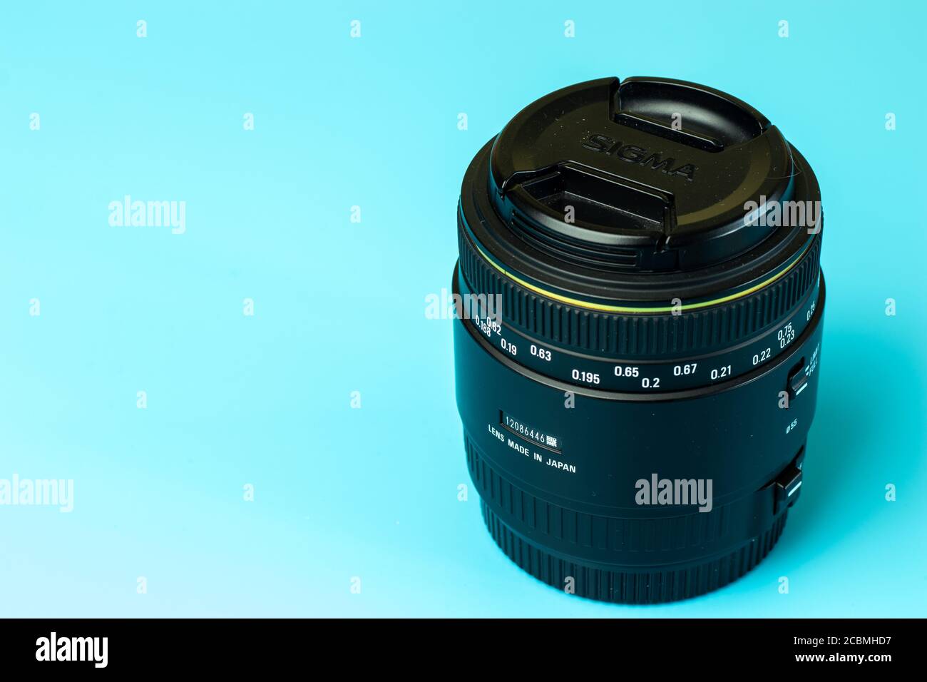 Mosca, Russia - 1 giugno 2020: Sigma macro Lens su sfondo blu con copy space , Editoriale illustrativo Foto Stock