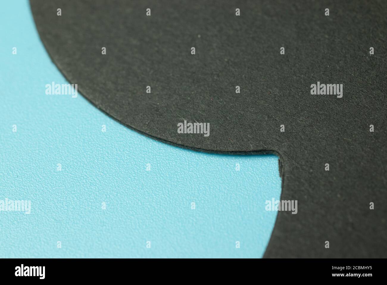 Design semplice con linea. Texture nera e sfondo blu, superficie Foto Stock