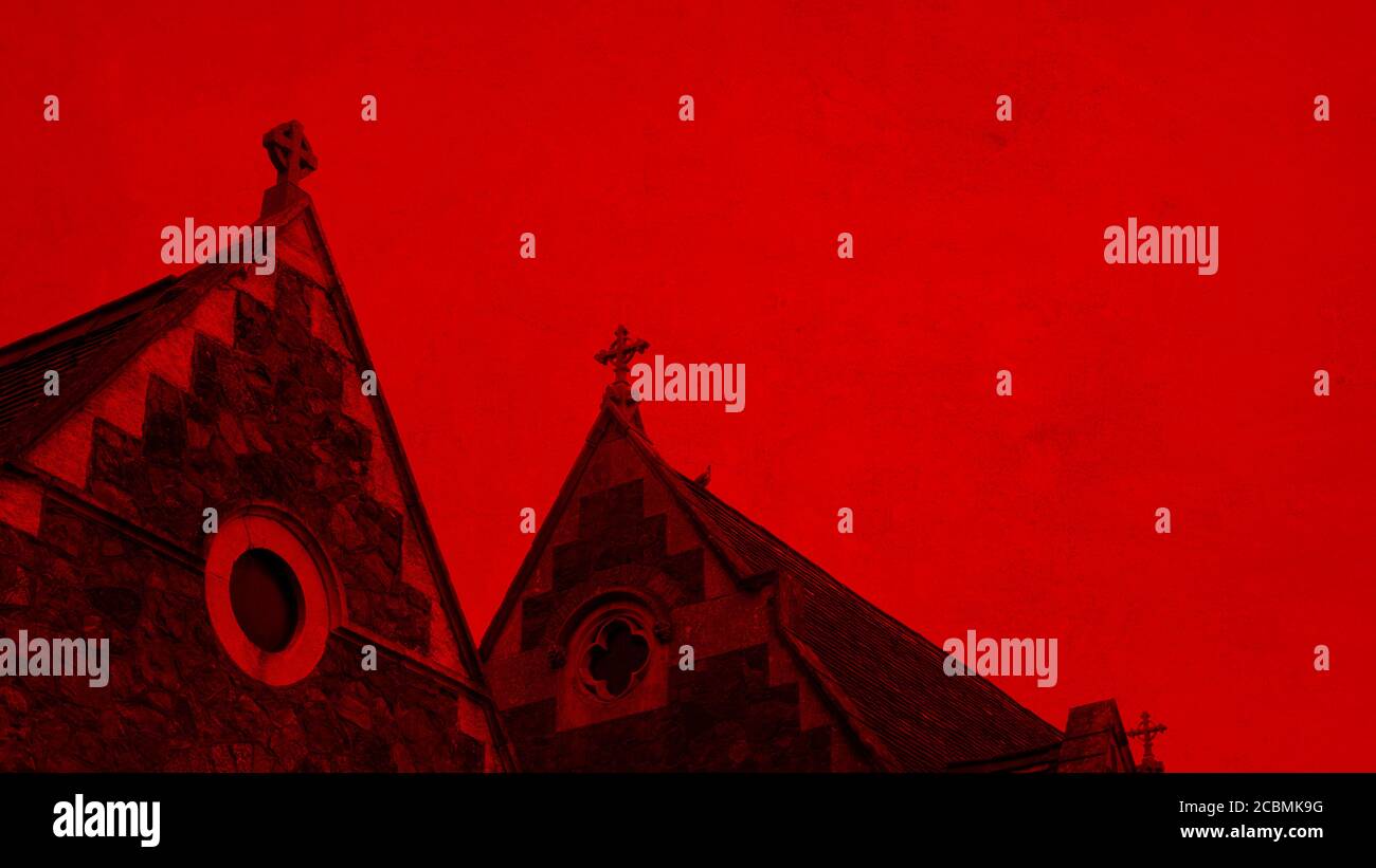 Guardando le croci sul tetto di una chiesa. Con un doppio tono, grunge editing. Foto Stock