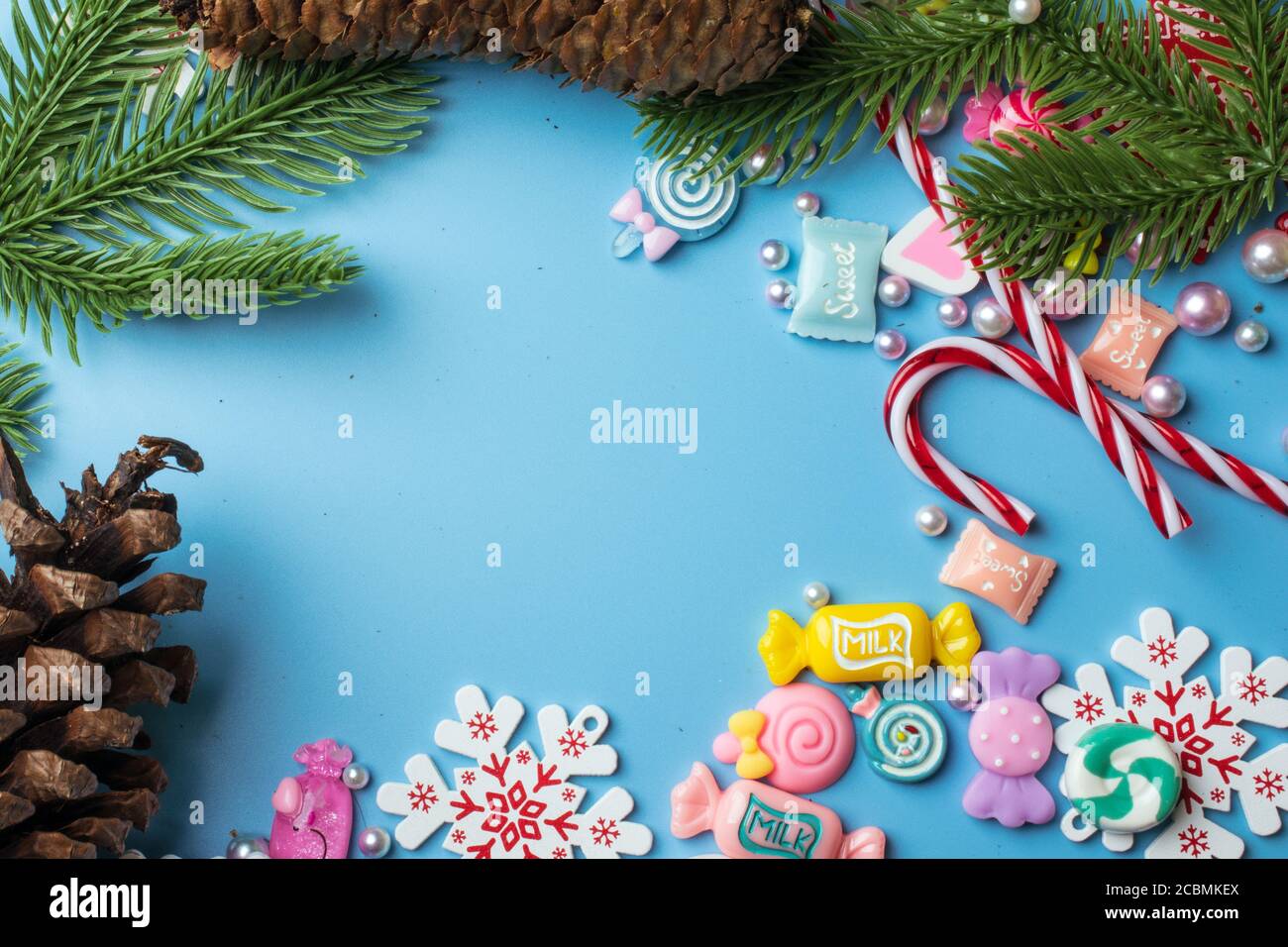 Natale disegno piatto posare. Concetto di vacanza invernale. Nuovo anno di base. Spazio di copia per il testo Foto Stock