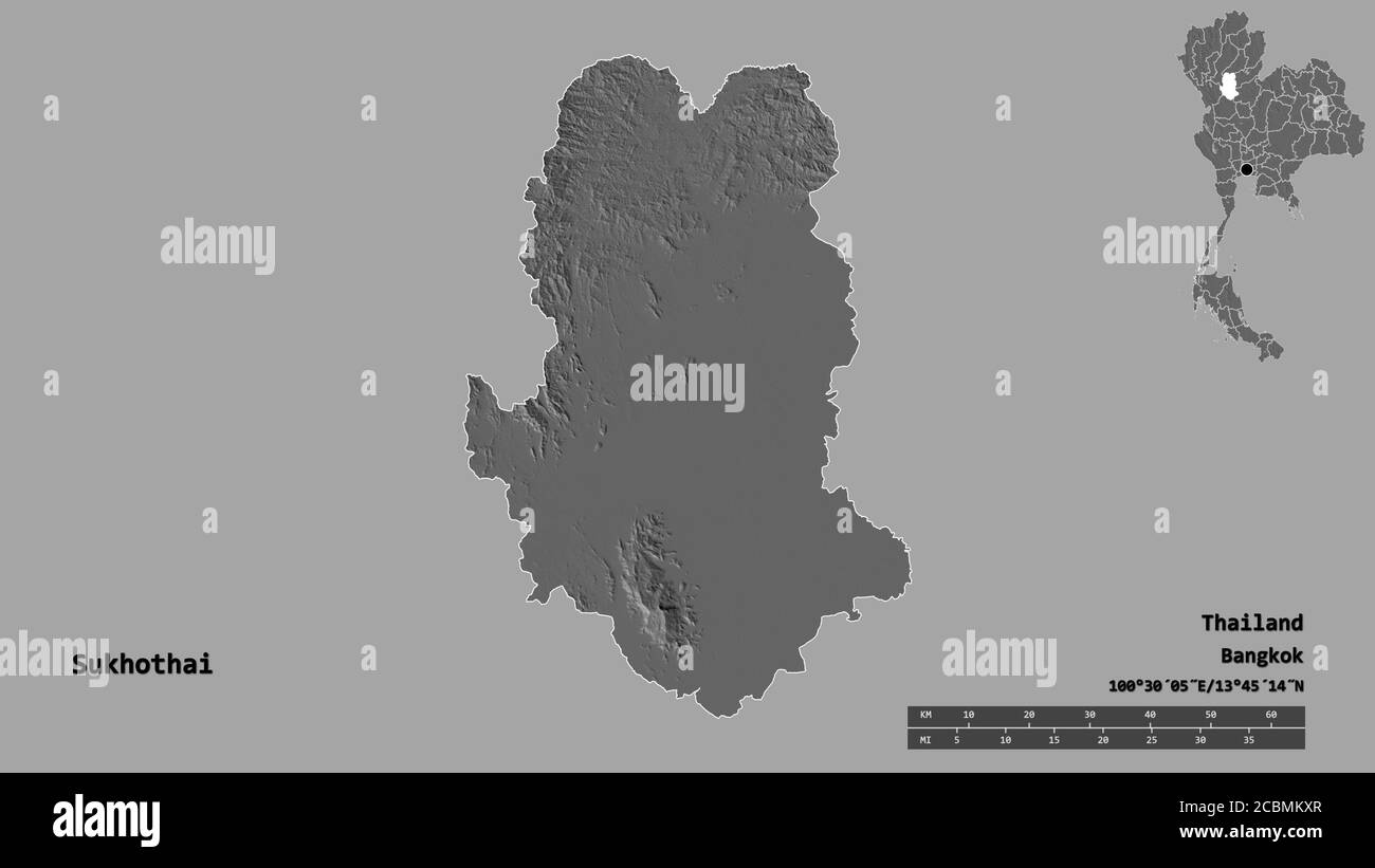 Forma di Sukhothai, provincia della Thailandia, con la sua capitale isolata su solido sfondo. Scala della distanza, anteprima della regione ed etichette. Elevazione bilivello Foto Stock