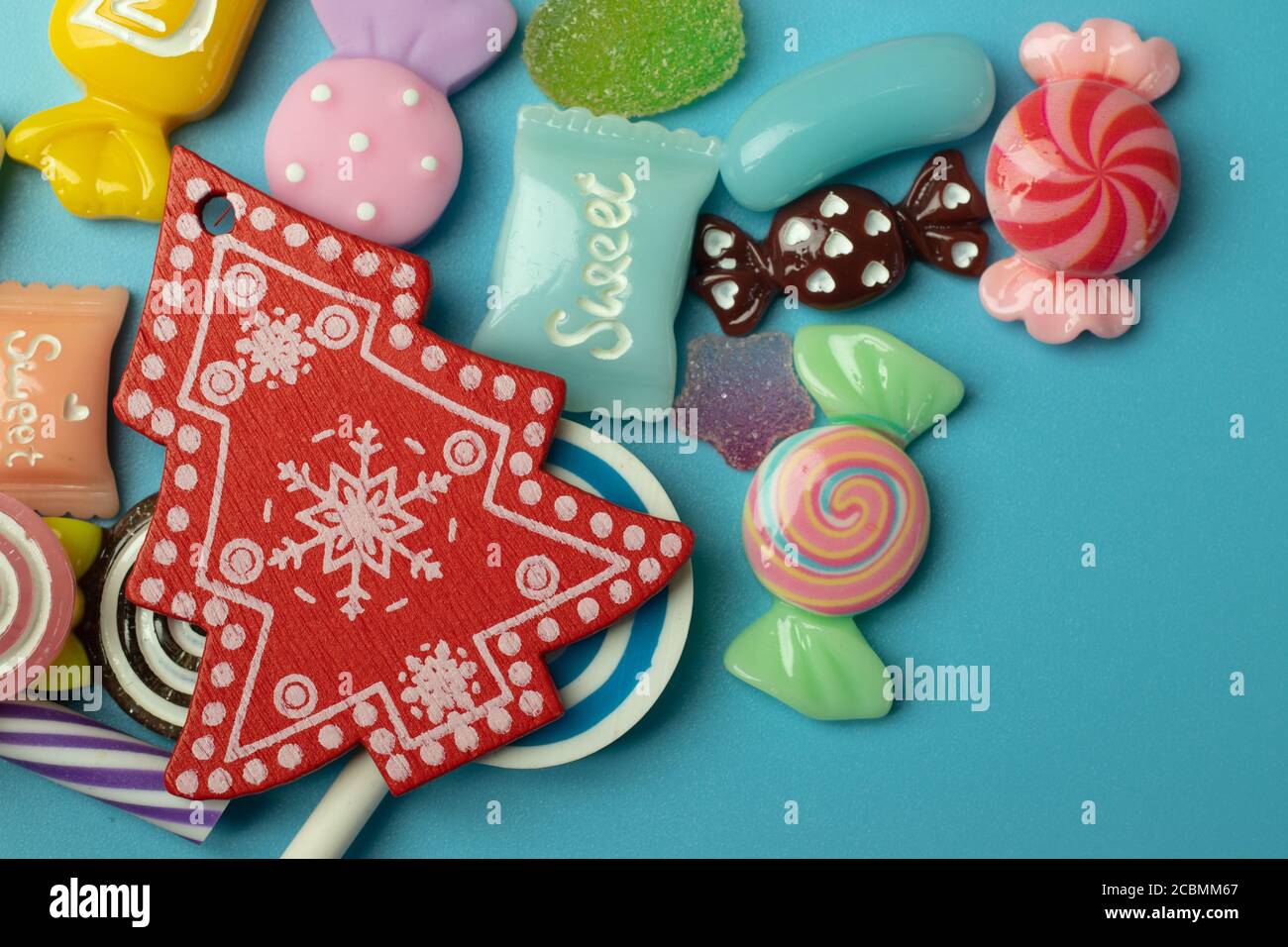 Capodanno vacanze sfondo design piatto lay. Copia spazio sfondo blu con albero di Natale e giocattoli Foto Stock