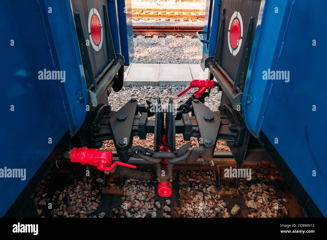Accoppiamento tra due carrozze ferroviarie su rotaia a scartamento ridotto Foto Stock