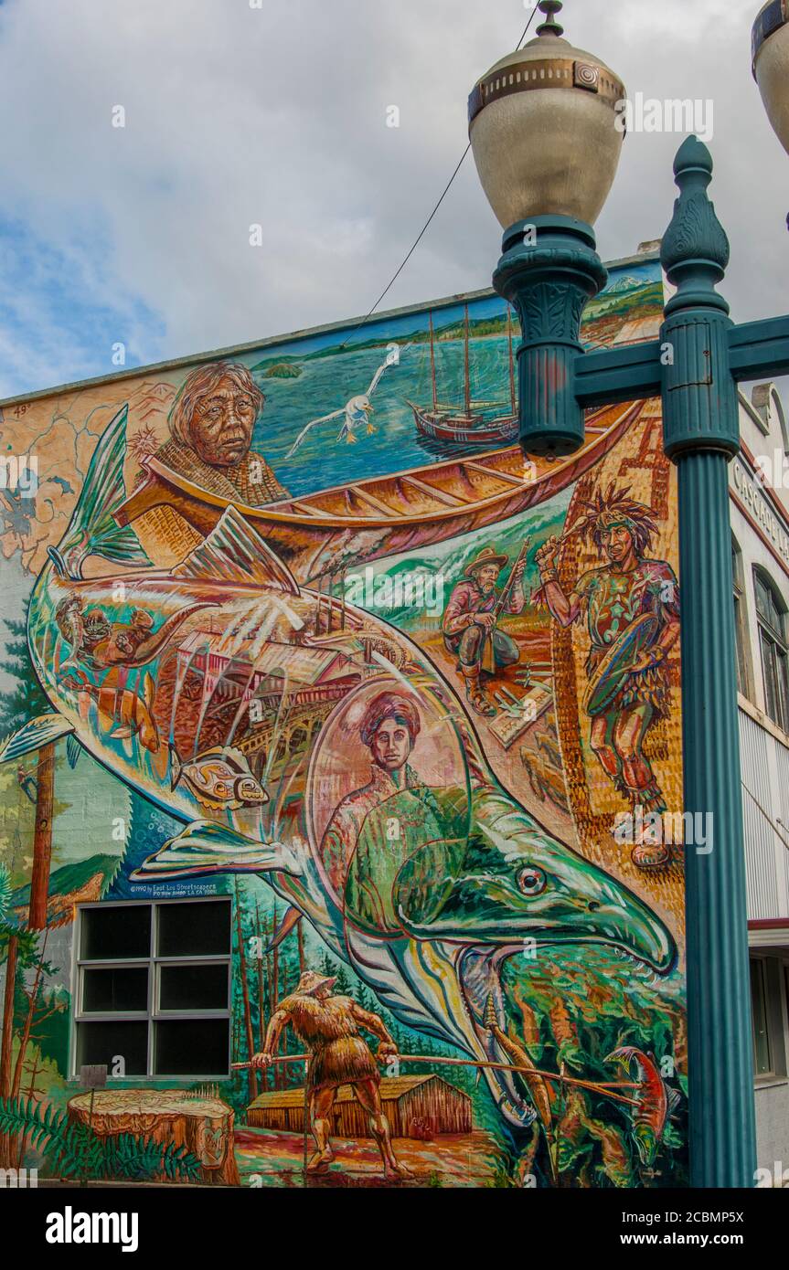 Un murale con nativi americani e salmone sul lato di una casa a Bellingham nella Whatcam County, Washington state, USA. Foto Stock