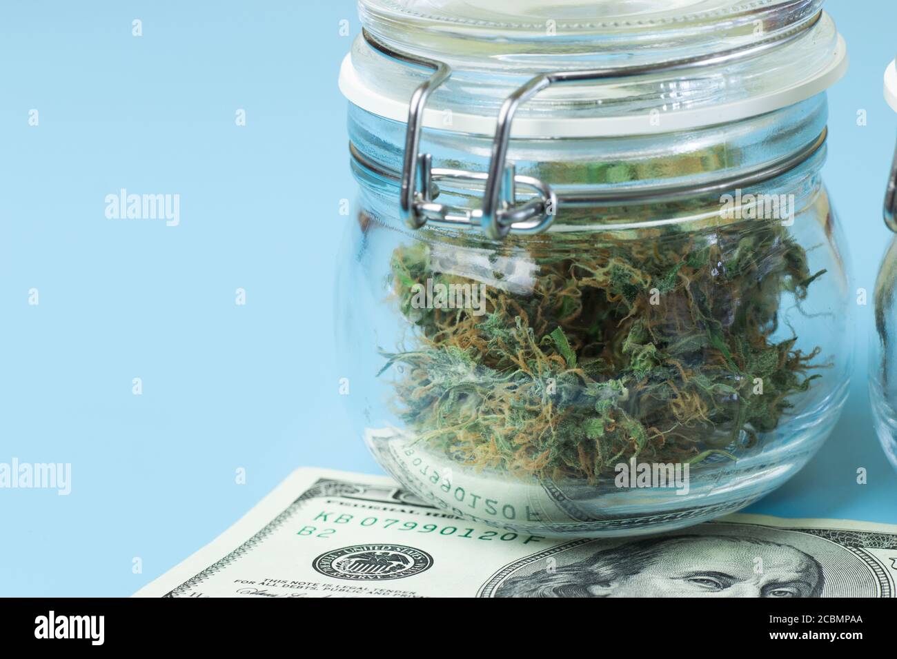 Primo piano di marijuana medica e denaro con spazio di copia Foto Stock
