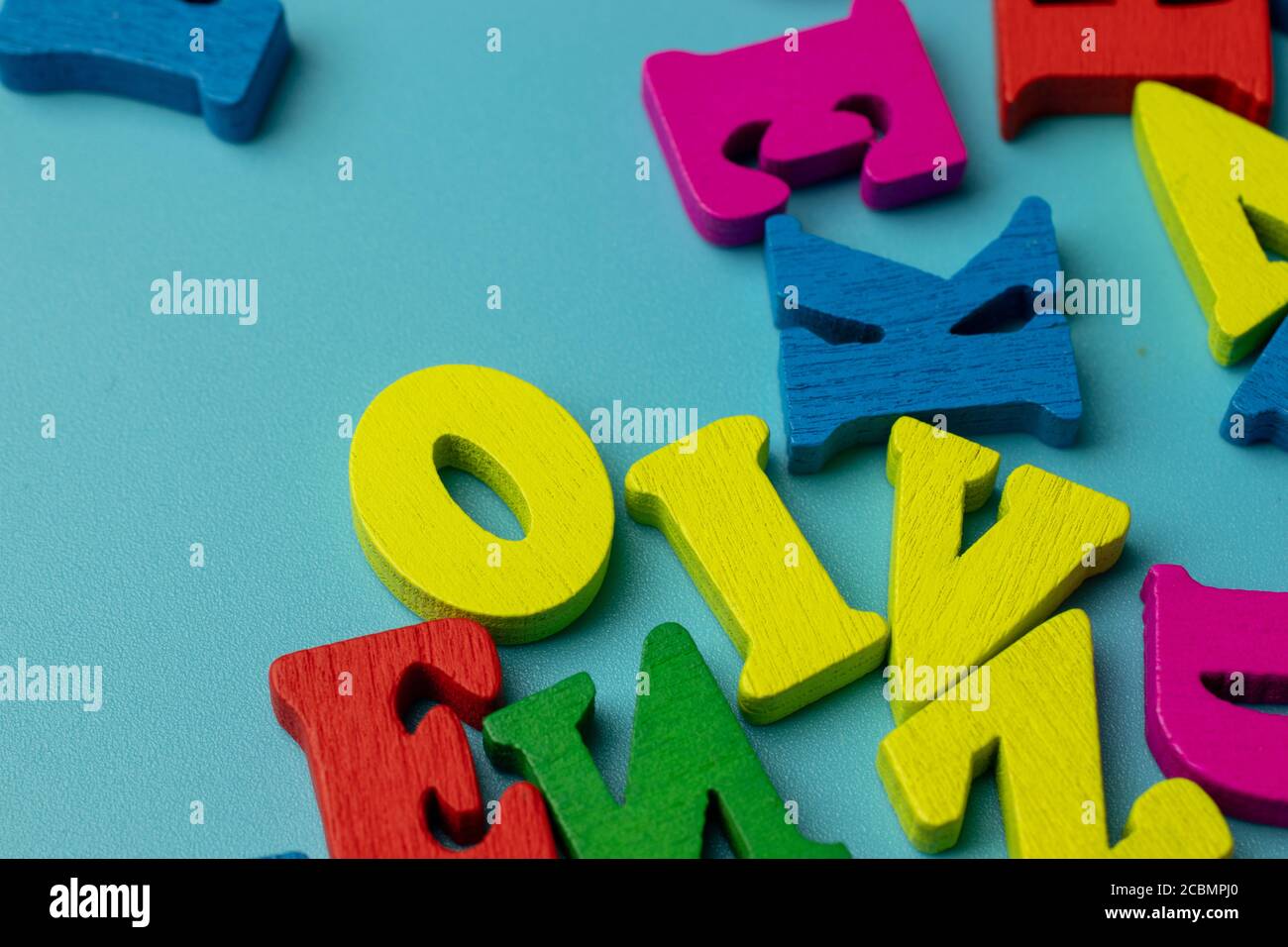 Vista dall'alto con lettere grandi su sfondo blu Foto Stock