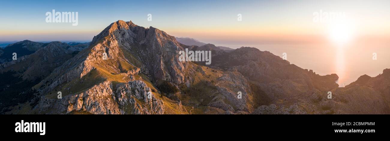 La catena montuosa della Serra de Tramuntana al tramonto, vista dalla strada per SA Colabra, Maiorca, Isole Baleari, Spagna Foto Stock