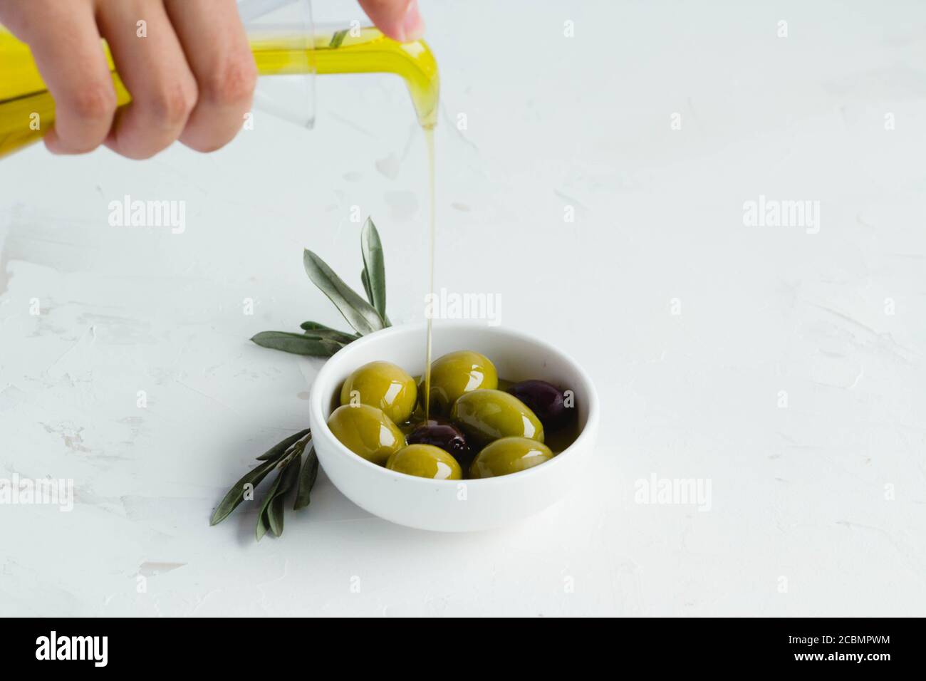 Olio d'oliva e olive, tipici della Spagna Foto Stock