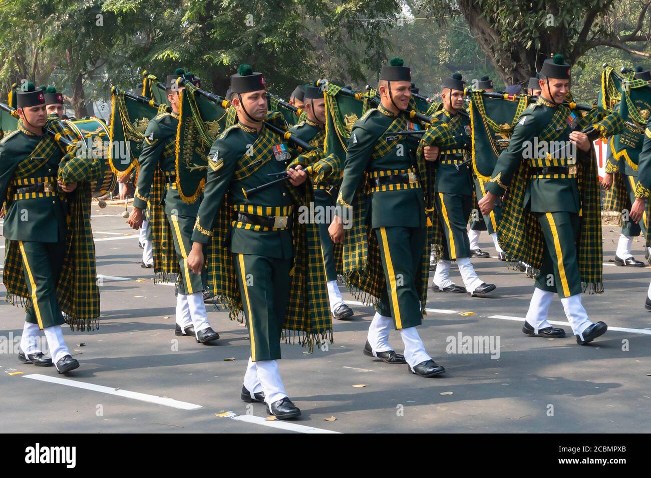 Kolkata, Bengala Occidentale, India - 26 gennaio 2020 : ufficiali dell'esercito indiano vestiti da banda musicale, che trasportano gli strumenti musicali stanno condividendo una barzelletta. Foto Stock