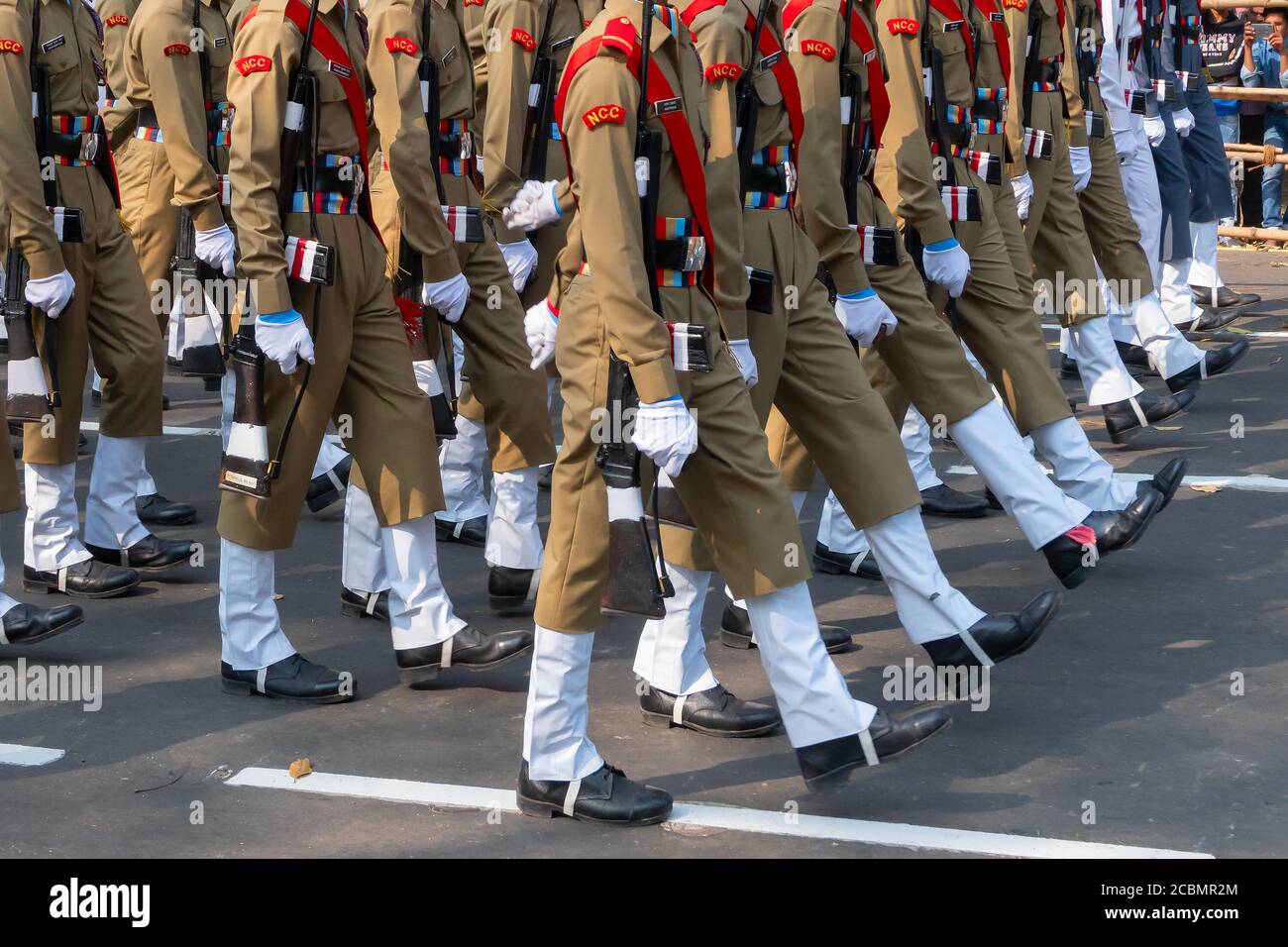 Kolkata, Bengala Occidentale, India - 26 Gennaio 2020 : cadetti del corpo nazionale del cadetto dell'India (NCC) stanno marciando il passato a ritmo, in abiti kaki, cappello rosso. Foto Stock