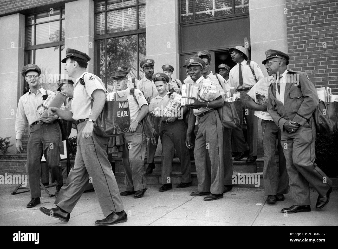 Gruppo di mailmen in procinto di iniziare le loro consegne da Post Office, New York City, New York, USA, Thomas J. o'Halloran, U.S. News & World Report Magazine Photograph Collection, maggio 1957 Foto Stock