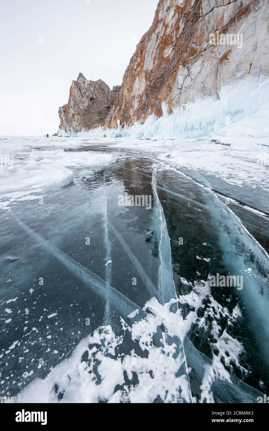 Incrinature di ghiaccio sulla superficie congelata del lago Baikal, Russia Foto Stock