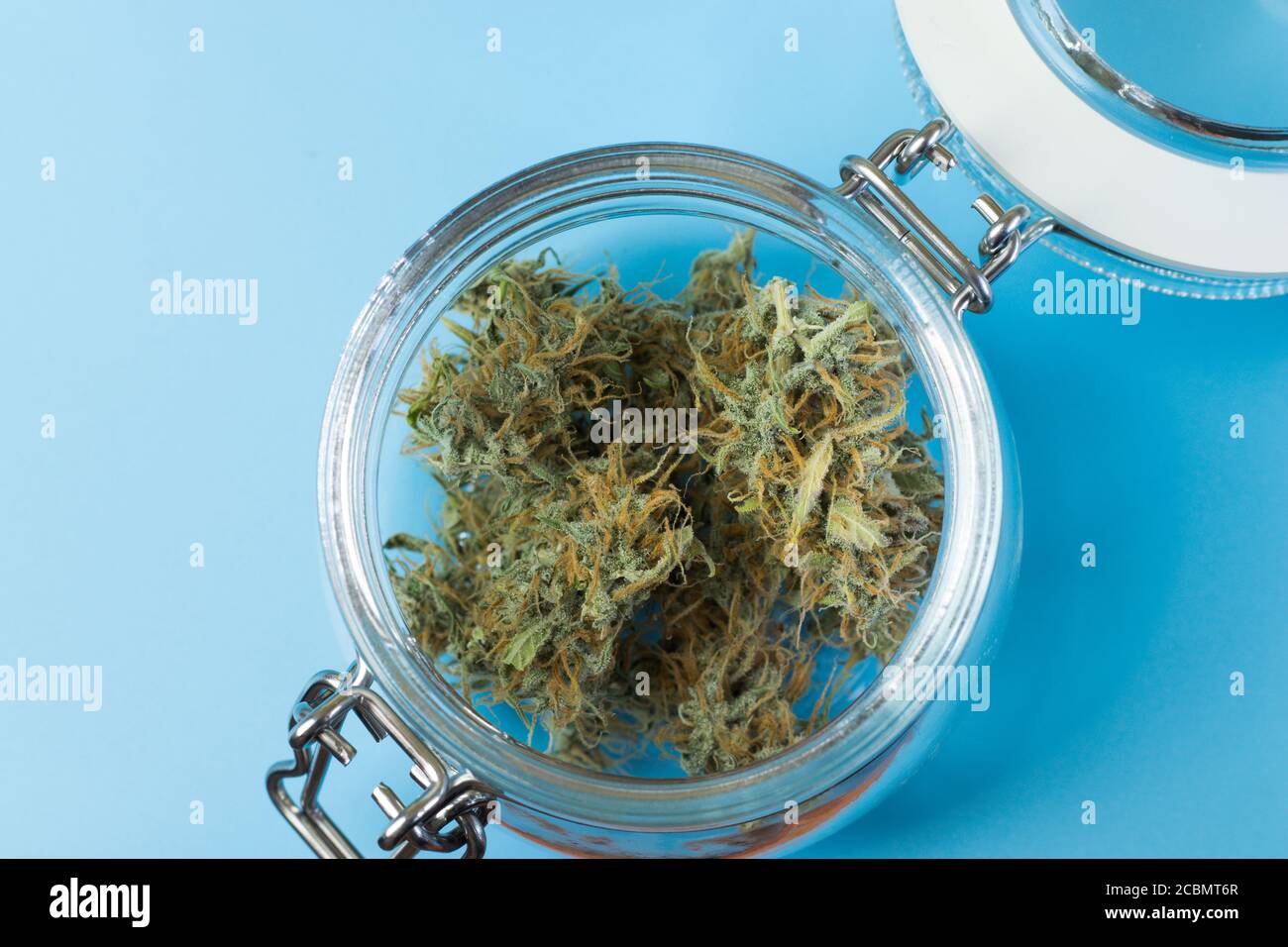 Vista dall'alto della cannabis in primo piano, vaso di vetro con marijuana per il trattamento medico Foto Stock