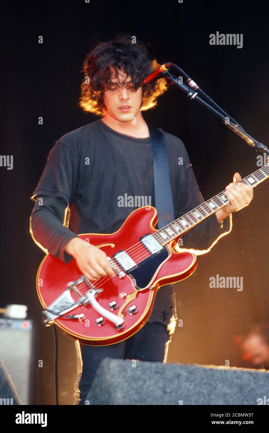 Peter Hayes nel Black Rebel Motorcycle Club che si esibisce al Reading Festival 2003, Reading, Berkshire, Inghilterra, Regno Unito. Foto Stock