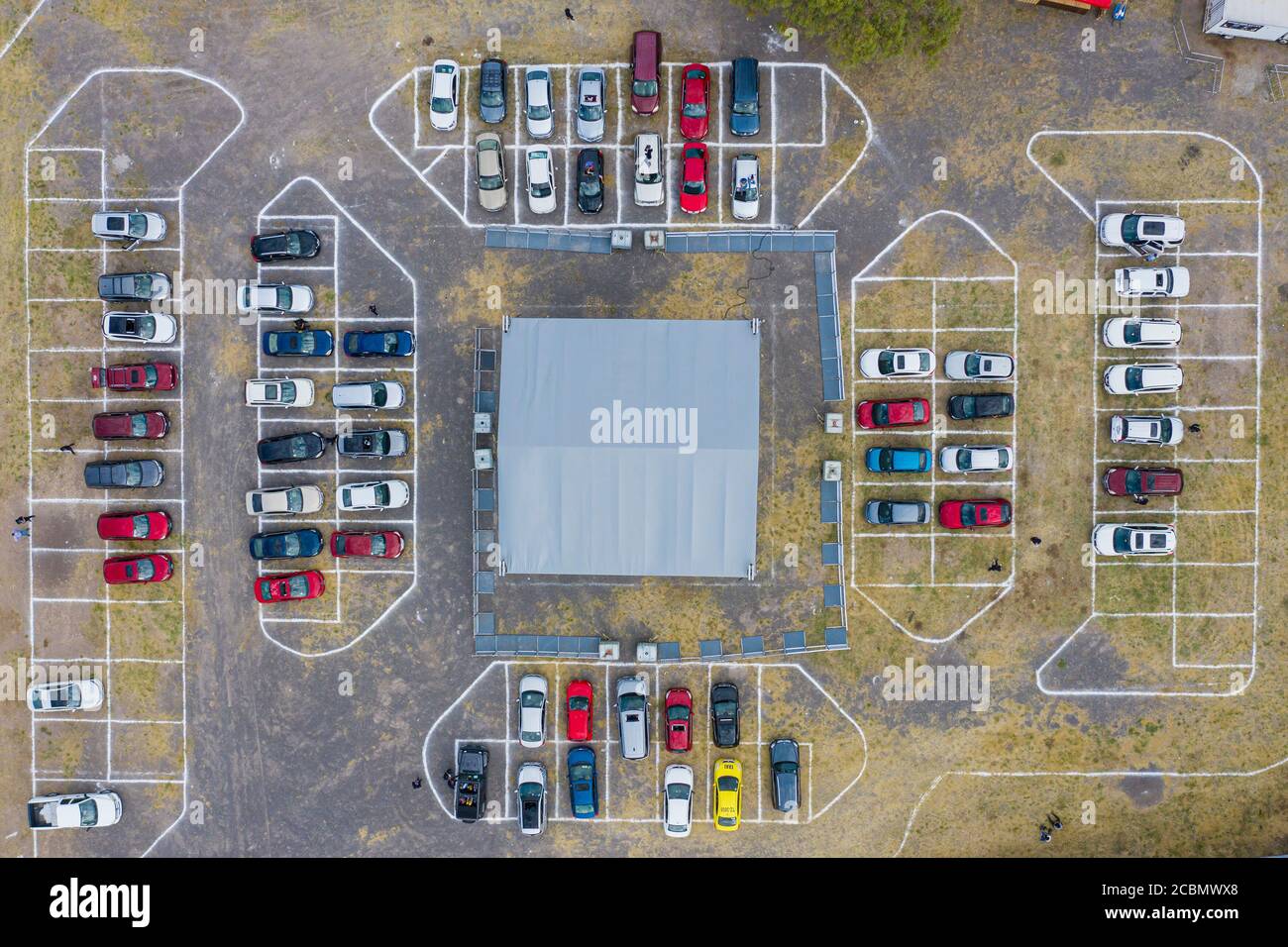 (Nota del redattore: Immagine scattata da un drone)Vista aerea delle vetture che partecipano all'Autocinema Corregidora. Nel comune di Corregidora, Querétaro, un auto-cinema è stato implementato da Giovedi a Domenica, che serve fino a 135 auto, per godere di una varietà di film. Foto Stock