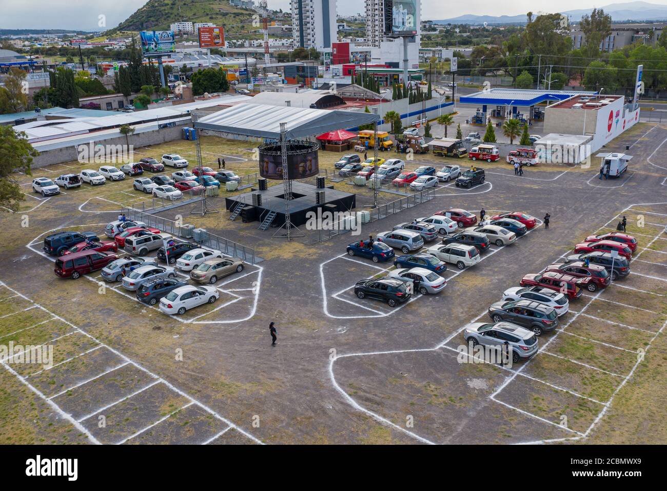 (Nota del redattore: Immagine scattata da un drone)Vista aerea delle vetture che partecipano all'Autocinema Corregidora. Nel comune di Corregidora, Querétaro, un auto-cinema è stato implementato da Giovedi a Domenica, che serve fino a 135 auto, per godere di una varietà di film. Foto Stock