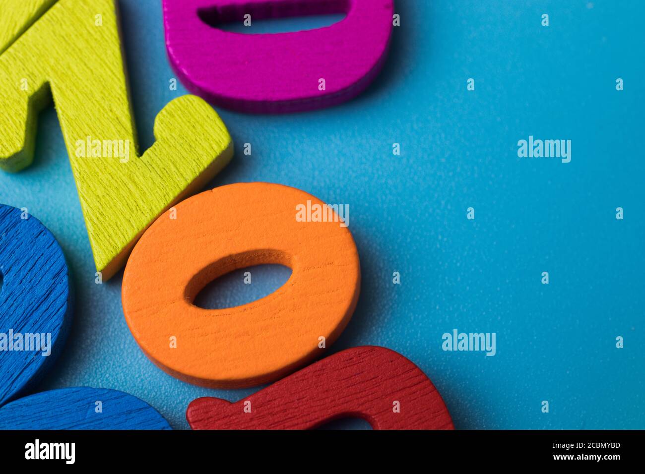 Background del concetto di sviluppo del bambino iniziale con spazio di copia. Progettazione dell'educazione prescolare Foto Stock