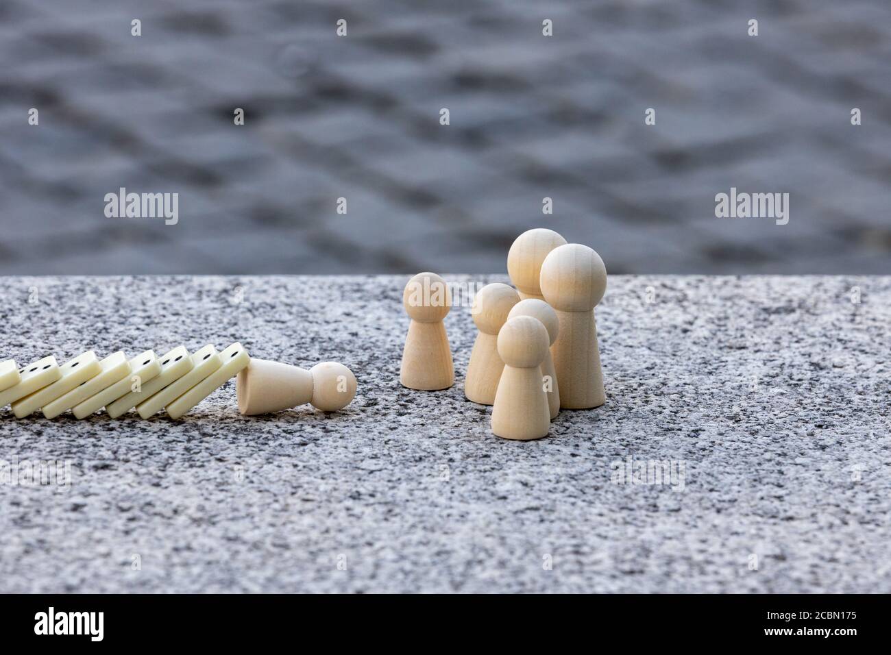 concetto di persona sopraffatta da effetto domino con altre persone assistenza senza aiuto Foto Stock