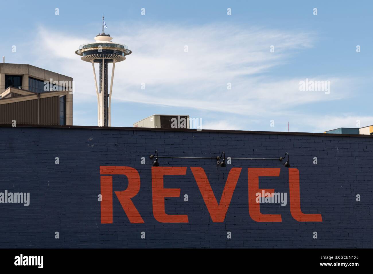 Lo Space Needle a Seattle da belltown a tarda giornata con l'edificio Revel. Foto Stock