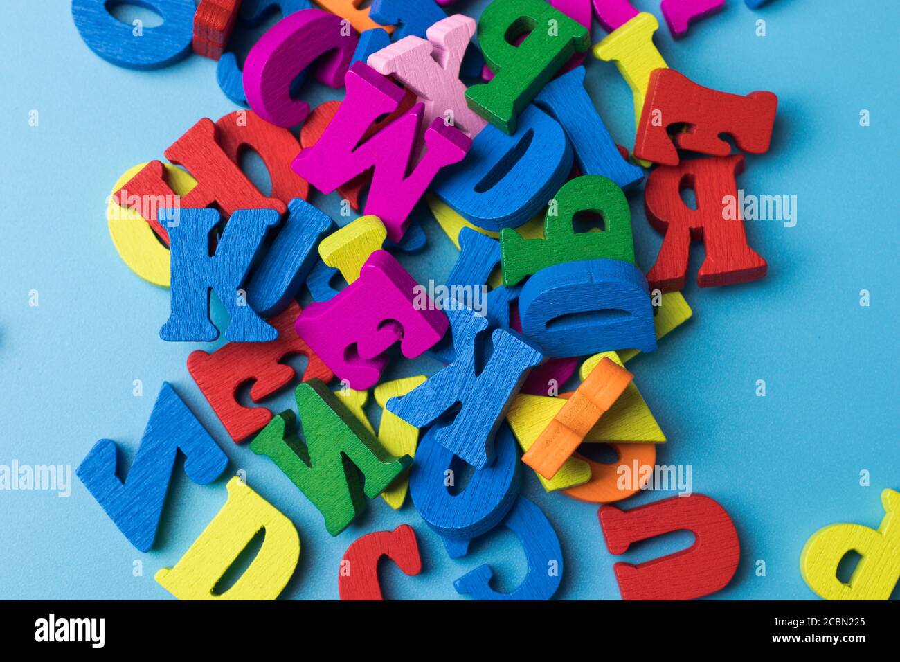 Sviluppo precoce del cervello del concetto dei bambini, lettere colorate vista dall'alto, educazione prescolare per i bambini Foto Stock