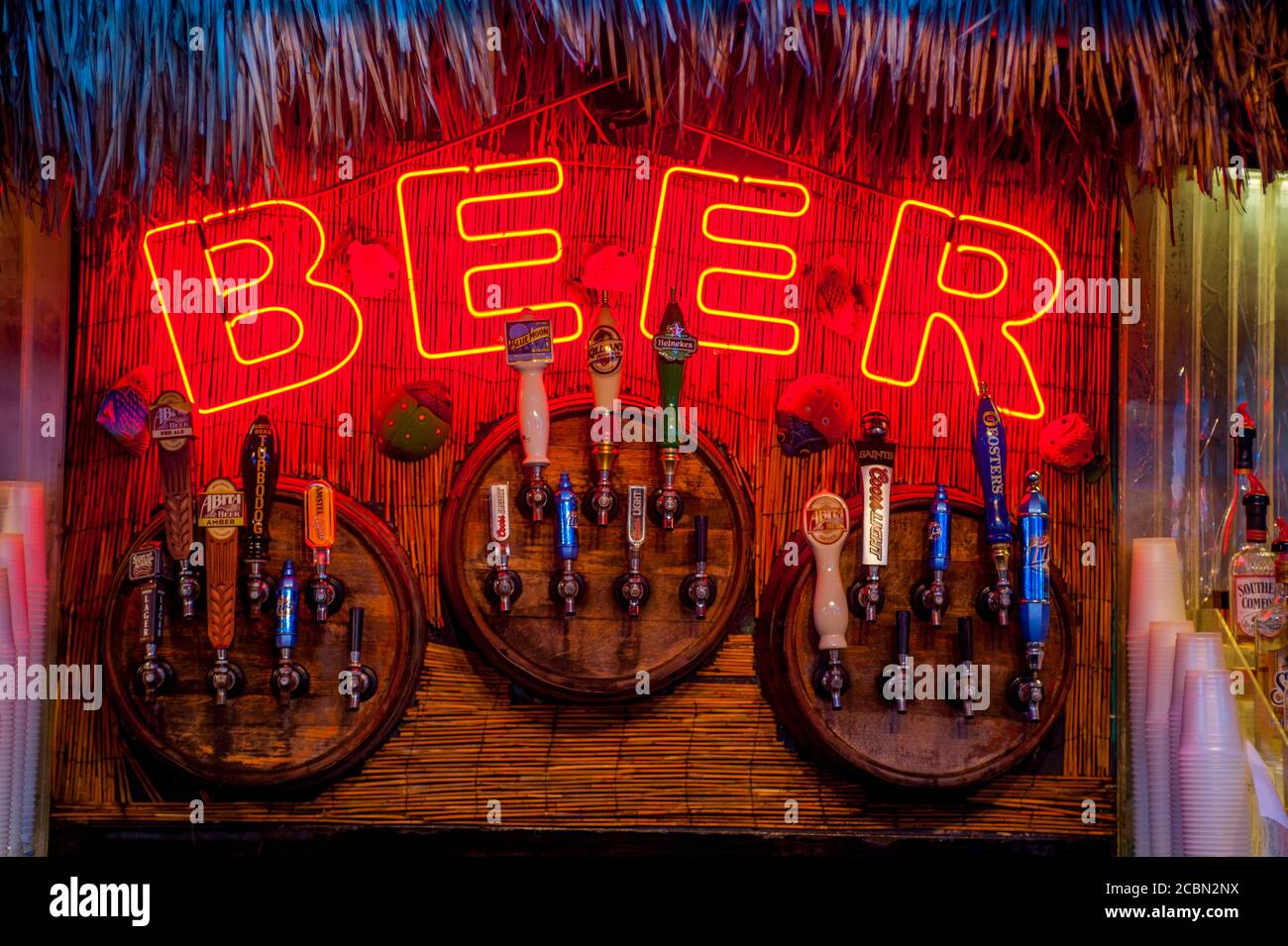 Un colorato segno al neon di un bar su Bourbon Street nello storico quartiere francese di New Orleans, Louisiana, USA. Foto Stock