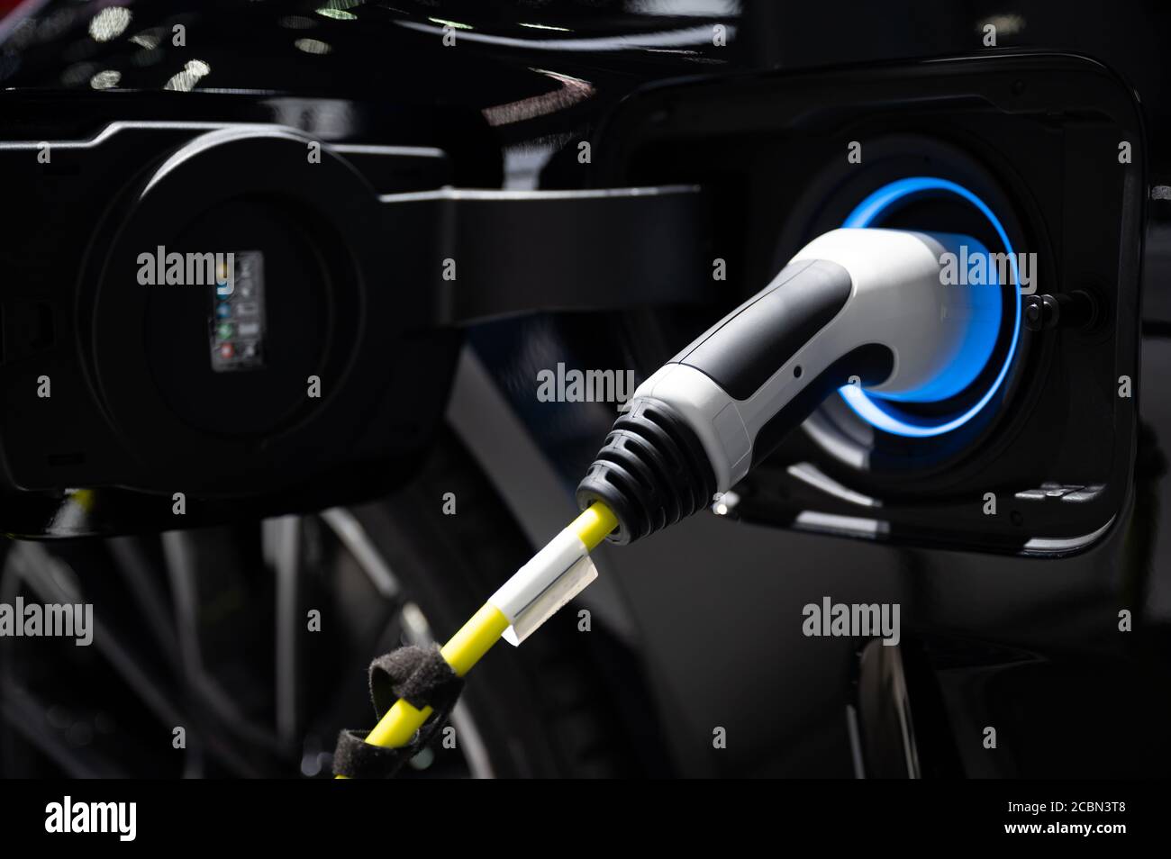 Ricarica di veicoli elettrici moderni nella stazione Foto Stock