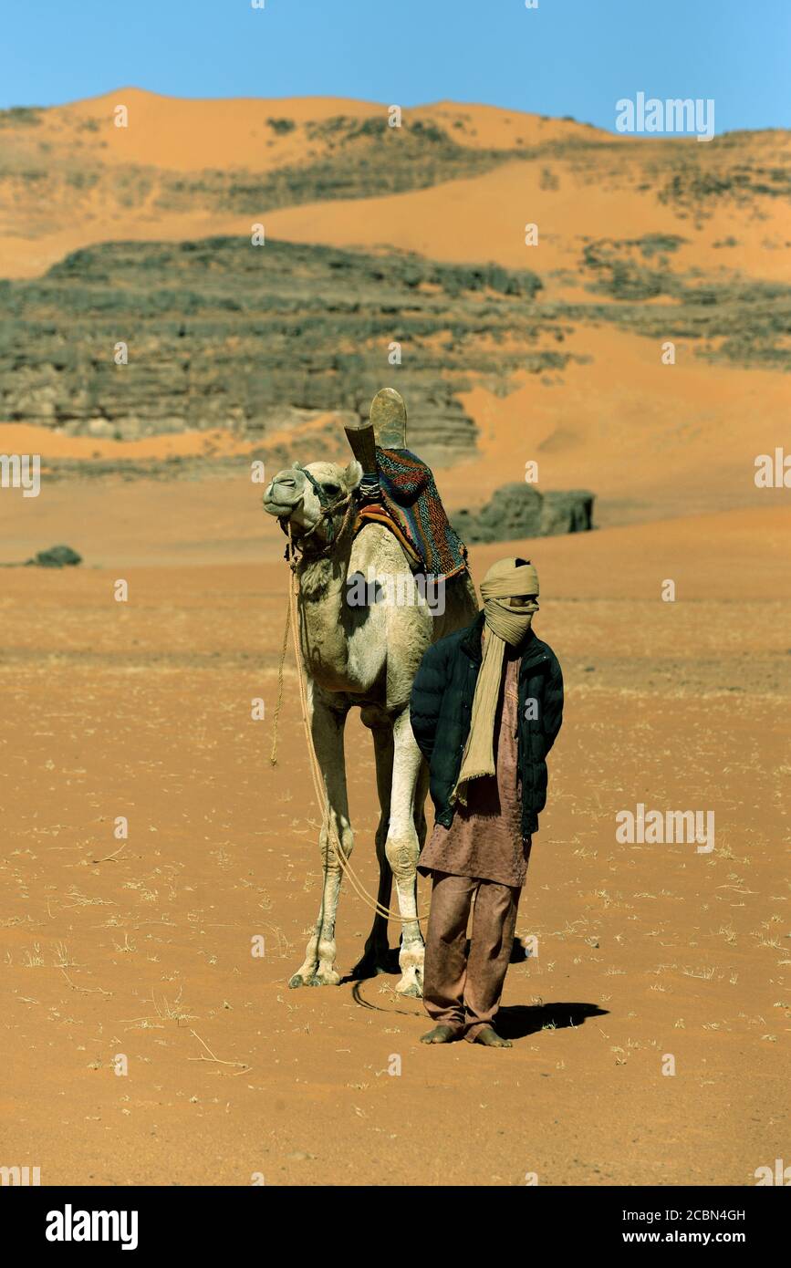 NOMAD DAL NIGER NEL DESERTO DEL SAHARA CON DUNE DI SABBIA. VITA NEL DESERTO. Foto Stock
