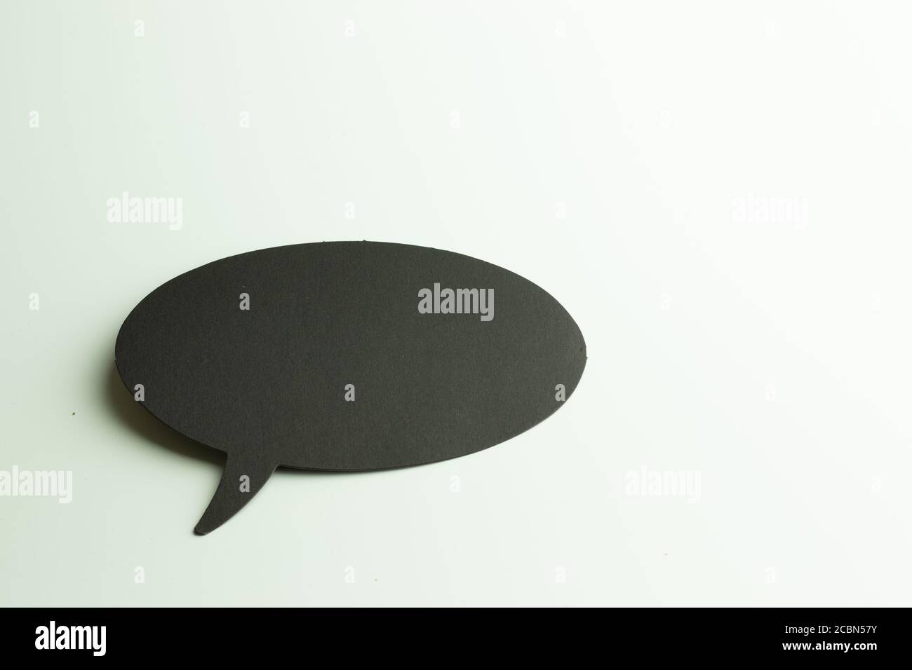 Spazio normale per la copia di una finestra di dialogo semplice su sfondo bianco Foto Stock