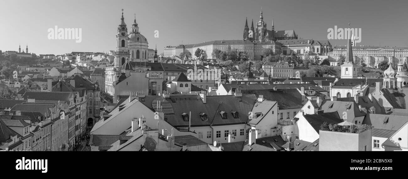 Praga - i tetti di Mala Strana con la chiesa di San Nicola, il castello e la Cattedrale. Foto Stock