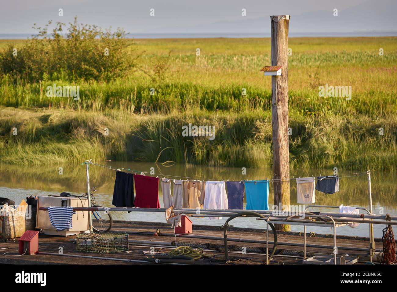 Abiti da esterno per asciugare. Asciugare i vestiti all'aperto su un dock. Foto Stock