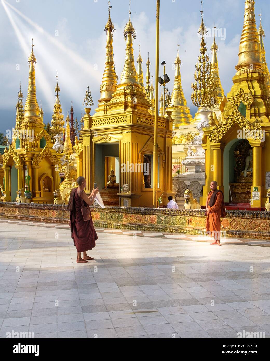 Yangon, Myanmar - Monk di fronte alla Pagoda Shwedagon, il più importante sito religioso del Myanmar. Shot verticale. Foto Stock