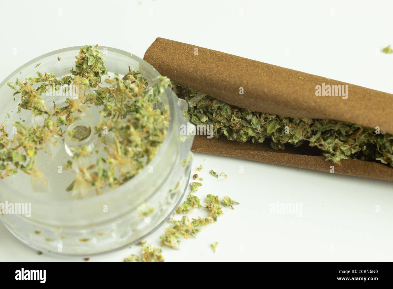Macinacaffè e carta da tabacco con cannabis per il fumo ricreativo legale. THC uso di droga in medicina o in assistenza sanitaria Foto Stock