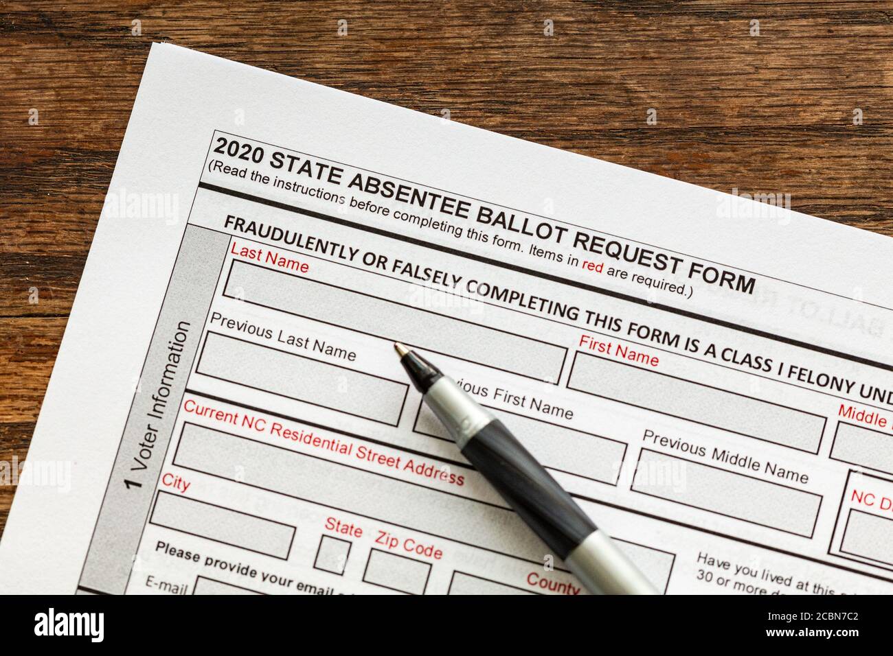 Un NC 2020 vuoto modulo di richiesta di voto assentee--a partire da agosto 17, NC richieste di voto assentee sono su più di 900 per cento da questo tempo in 2016 Foto Stock