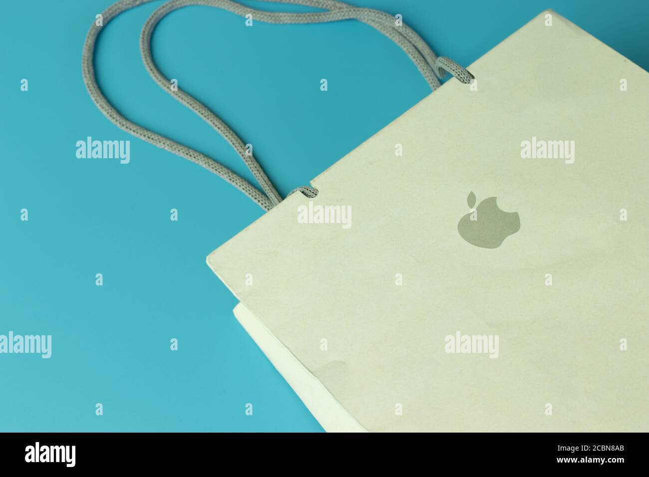 Mosca, Russia - 1 giugno 2020: Borsa bianca con Apple log , Editoriale illustrativo. Foto Stock