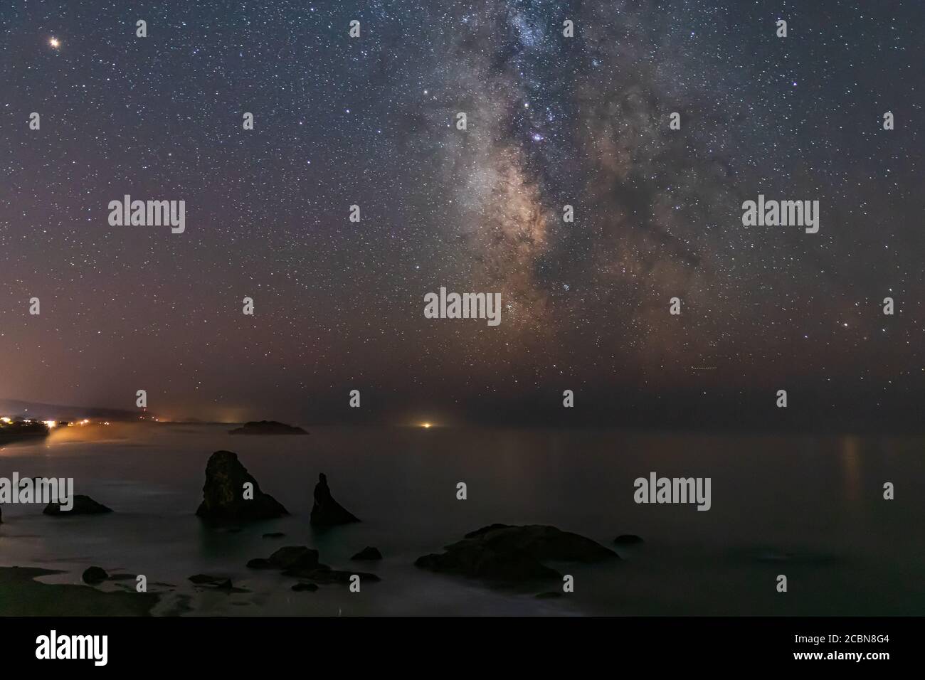 La Via Lattea splende sopra Bandon Beach in Oregon Foto Stock
