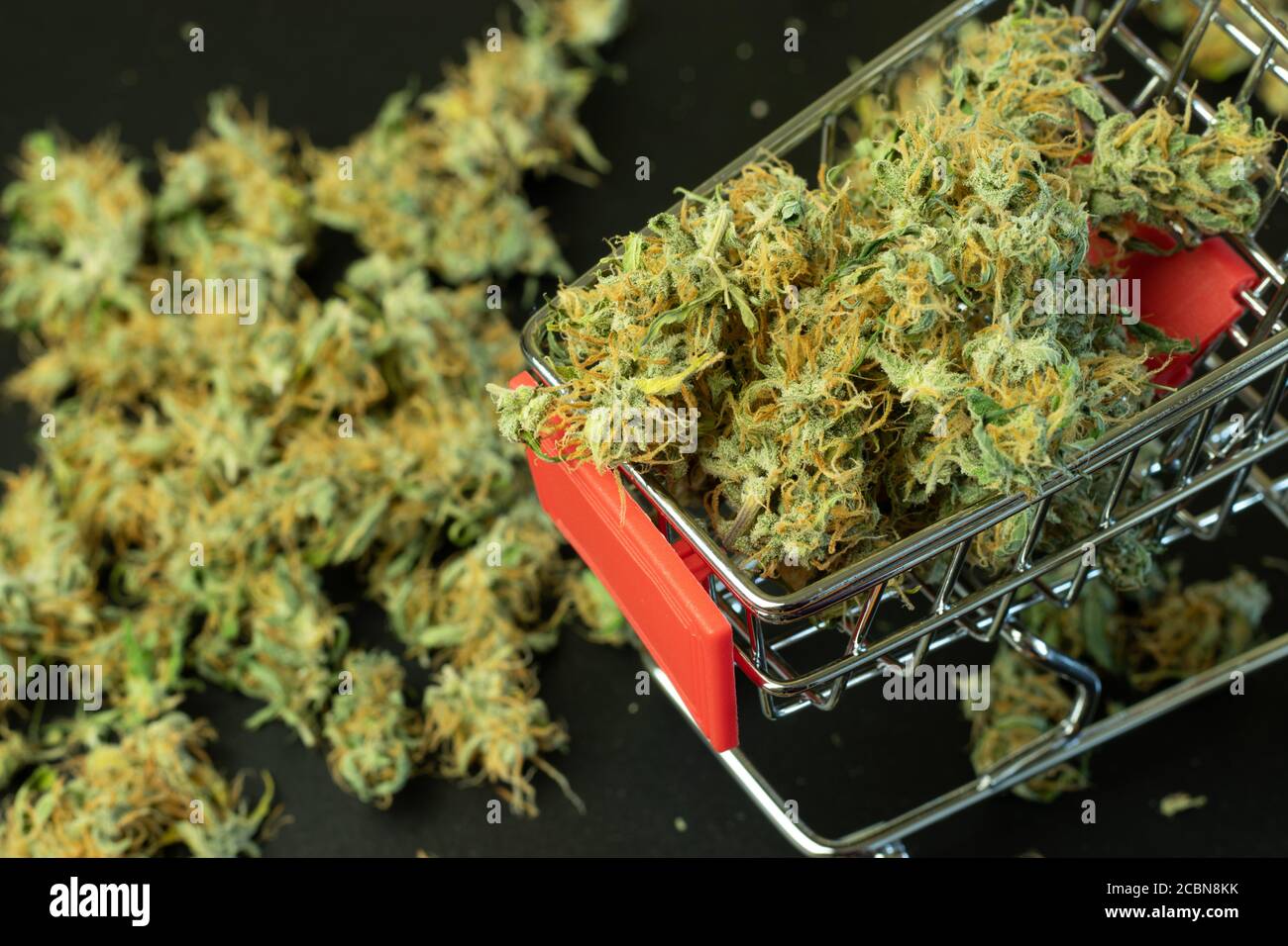 Carrello con caricamento di boccioli di marijuana. Concetto di business della cannabis Foto Stock