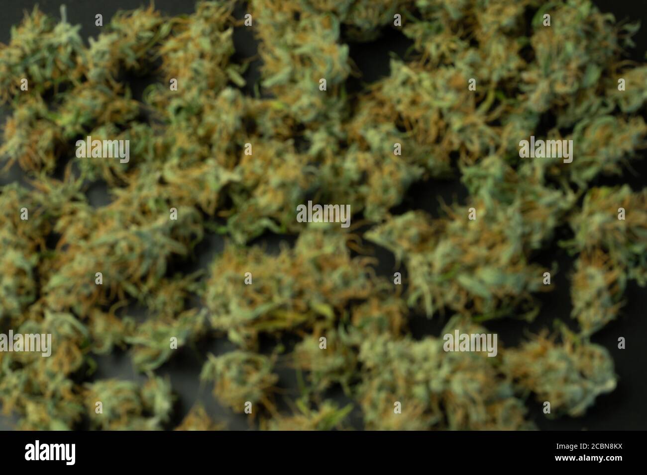 Vista dall'alto sullo sfondo della cannabis sfocata Foto Stock