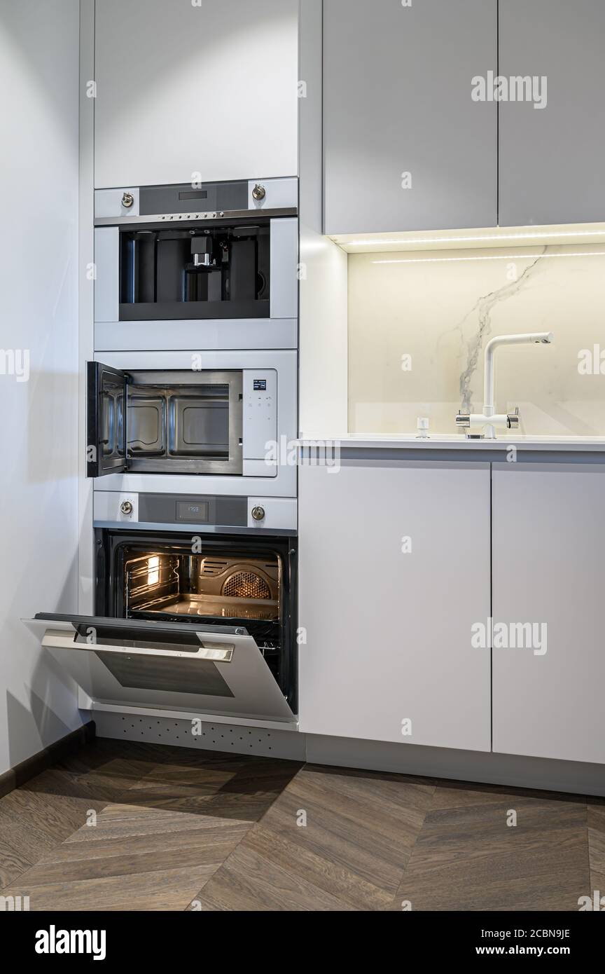 Cucina di lusso interni dal design minimalista Foto Stock