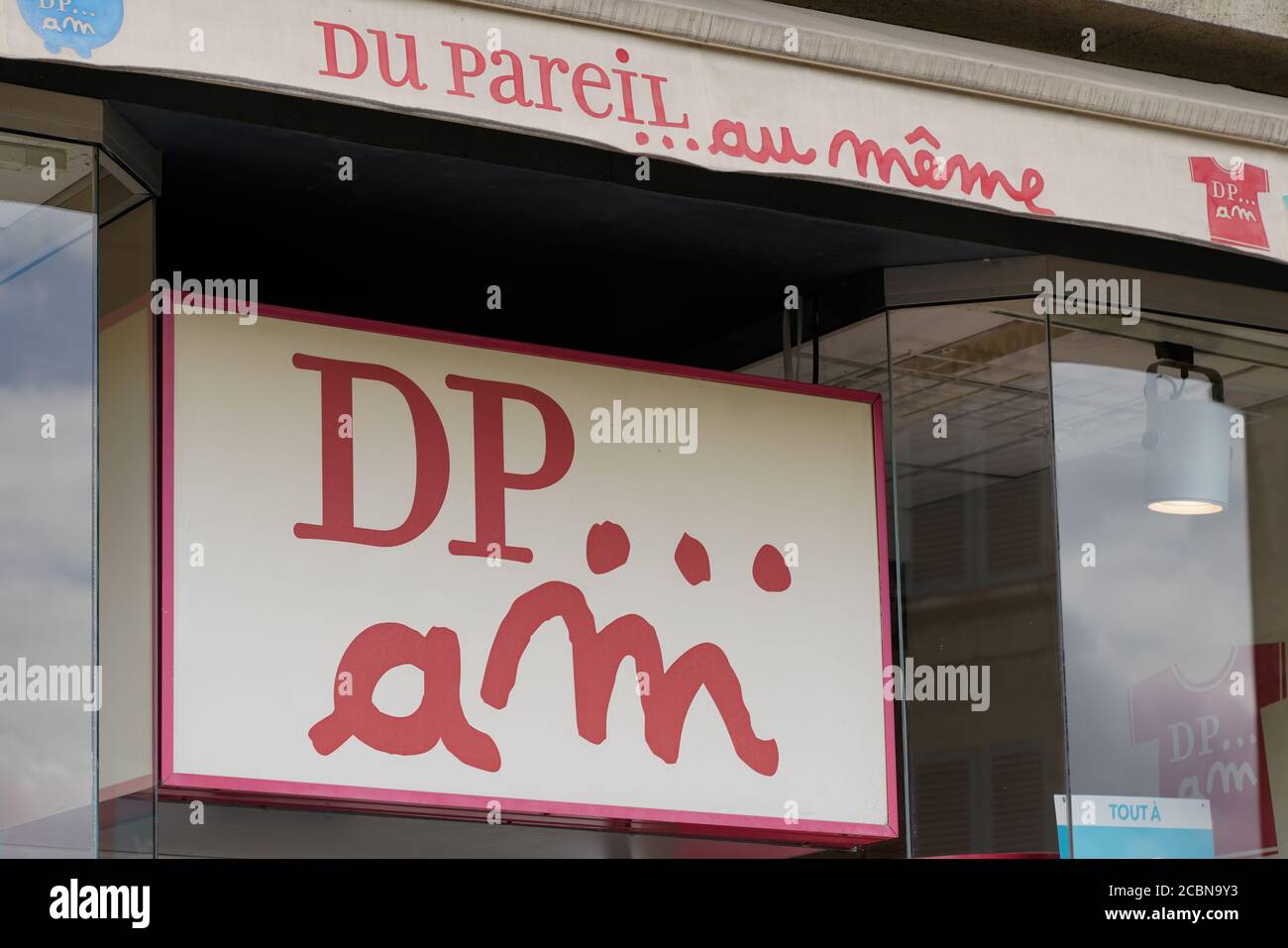 Bordeaux , Aquitaine / Francia - 08 10 2020 : DP...AM Du Pareil Au Même  segno rosso e logo di testo DPAM del negozio di abbigliamento per bambini  Foto stock - Alamy