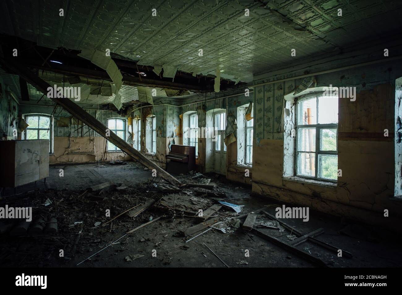 Gli interni della scuola abbandonati, la camera sporca, le pareti spellate marcio Foto Stock