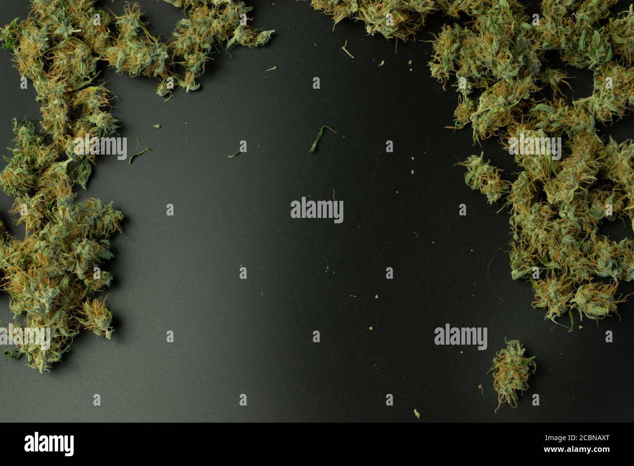 Sfondo nero con marijuana e spazio di copia Foto Stock