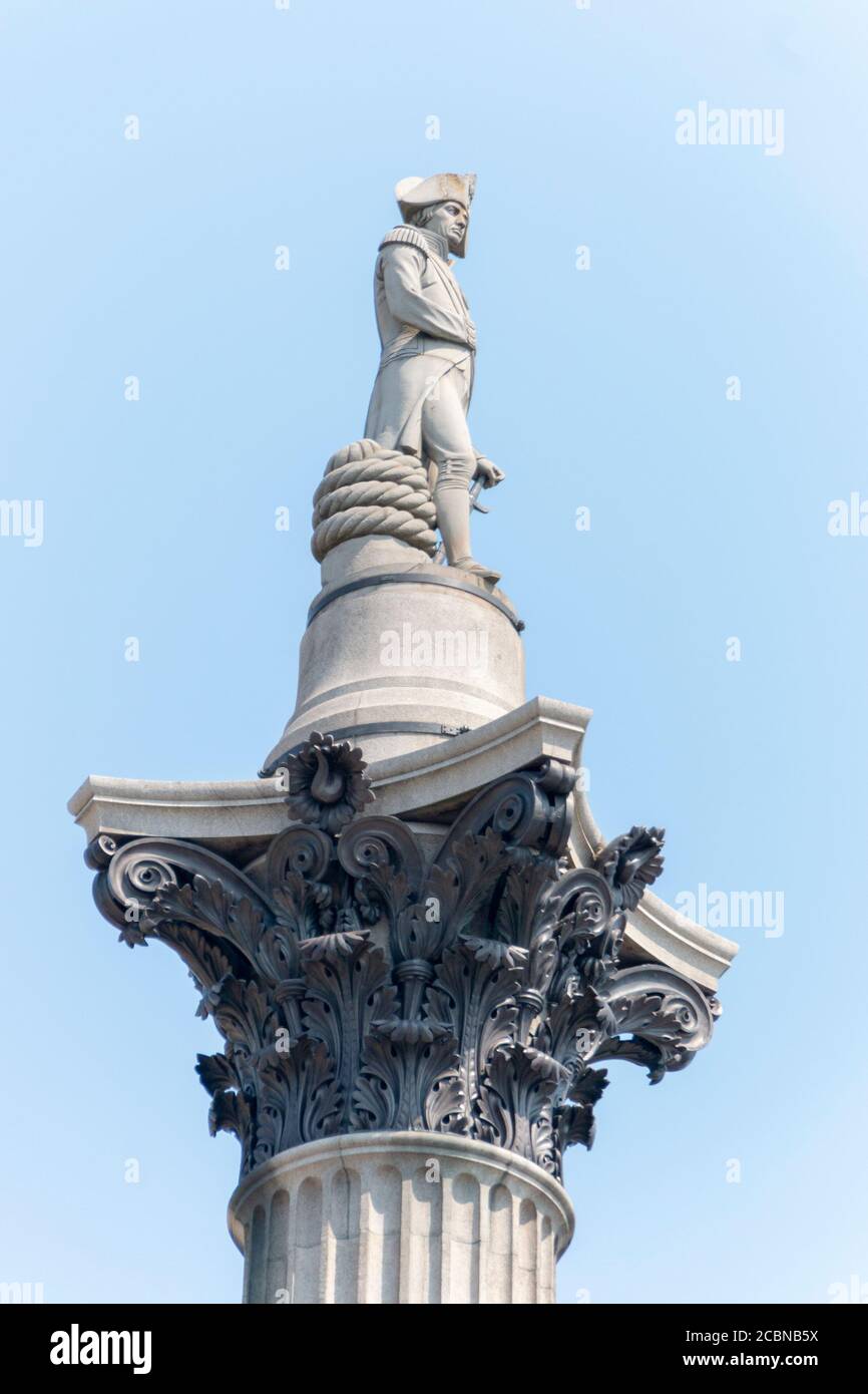 Londra-Agosto-2020-Inghilterra- una vista laterale della statua di lord horatio nelson a Trafalgar Square Foto Stock